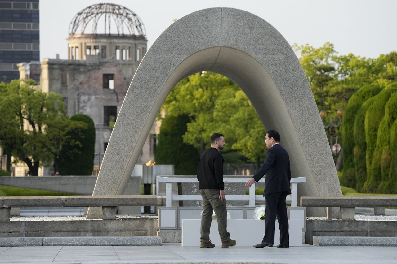 De Japanse premier Fumio Kishida had de Oekraïense president Volodymyr Zelensky uitgenodigd voor de recente top van de G7 in Hiroshima. Japan stelt zich hard op tegenover Rusland, maar kan niet zonder de handel met China, dat Rusland steunt en in de regio een bedreiging vormt.