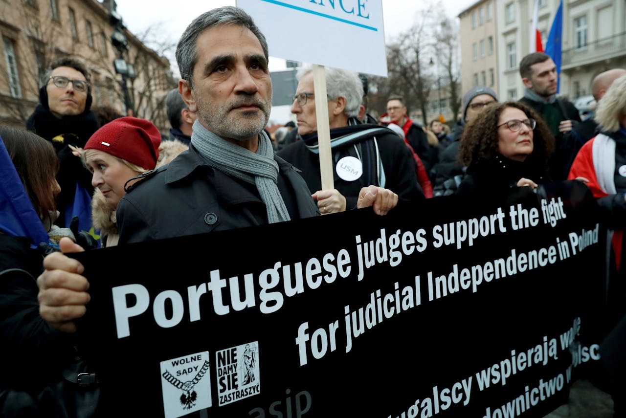 Portugese rechters betuigen hun Poolse collega's steun tijdens een betoging in Warschau, medio januari.