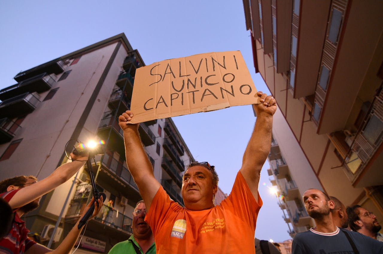 Een aanhanger van Lega-leider Matteo Salvini betuigt zijn steun met een bord waarop staat: 'Salvini, de enige kapitein'.