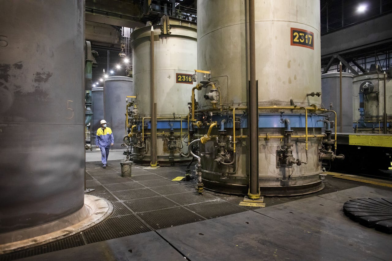 Gloeien van staal onder stolpen in de koudbandwalserij van Tata Steel.