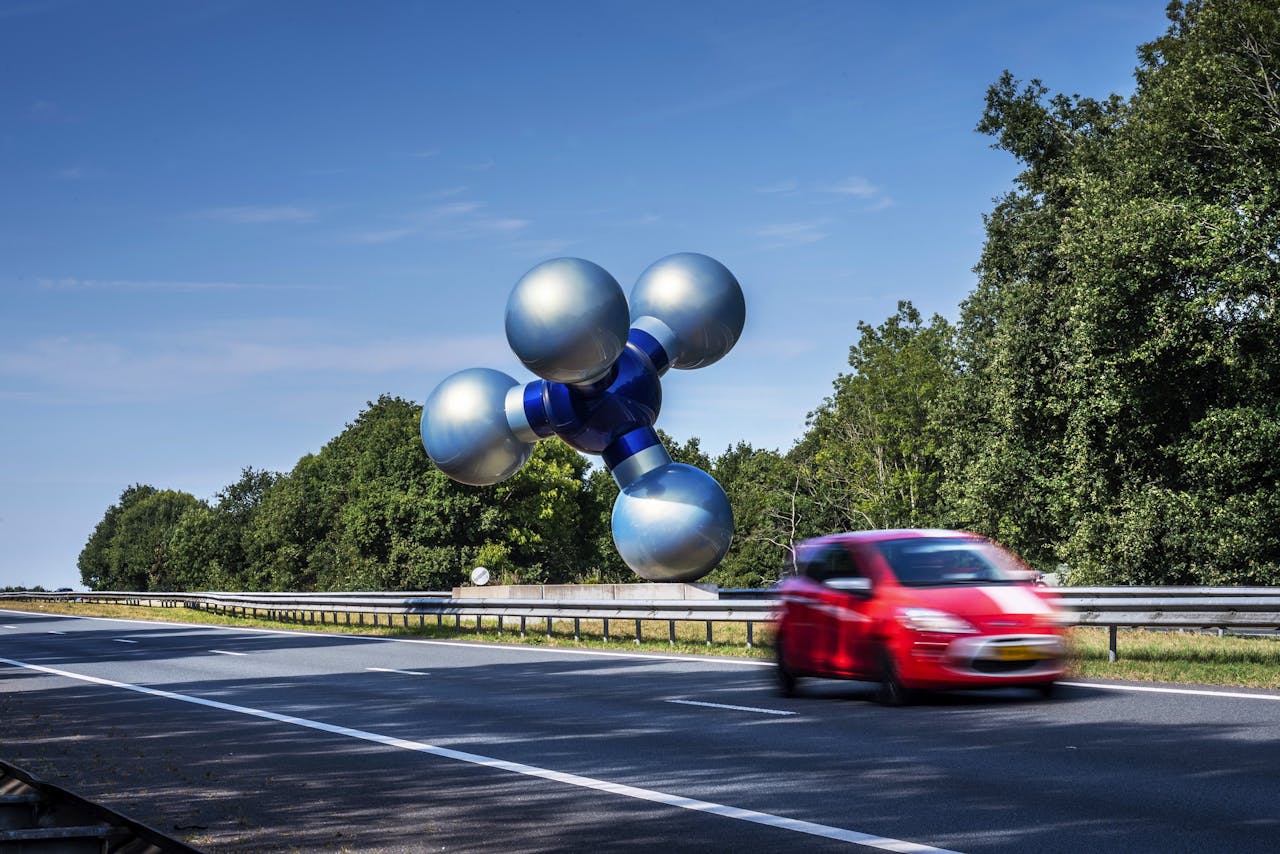 In 2009 werd, vlak bij de plek waar het Groningse aardgas werd aangeboord, 'De Gasmolecule' onthuld ter gelegenheid van vijftig jaar gaswinning in Groningen.