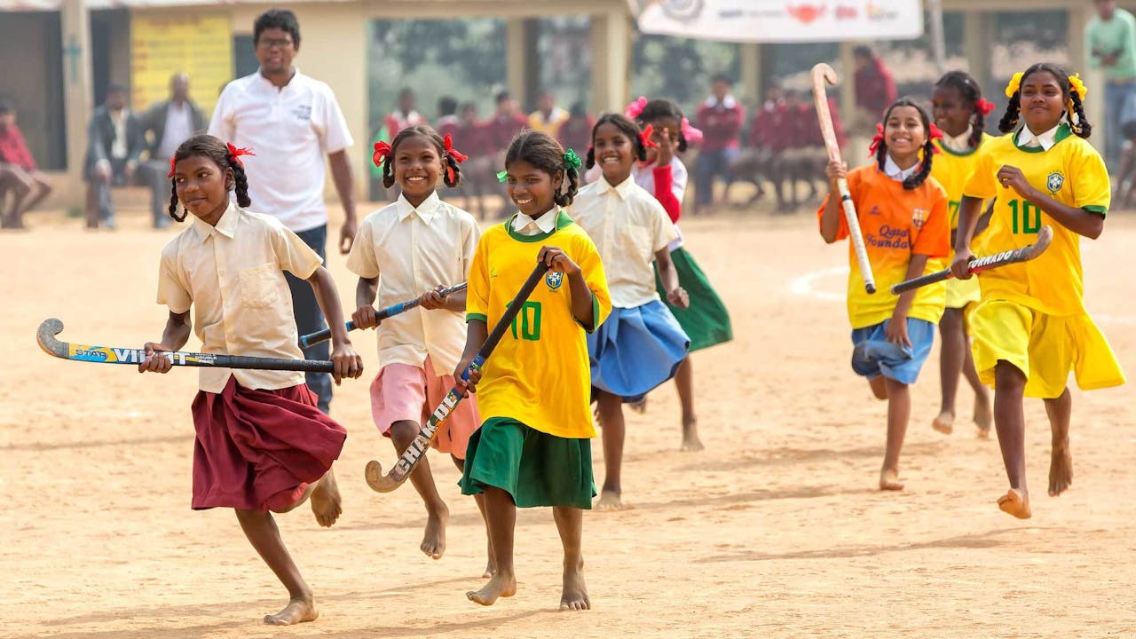 Hockey in India wordt meestal op blote voeten en met zelfgemaakte sticks op zandveldjes gespeeld.