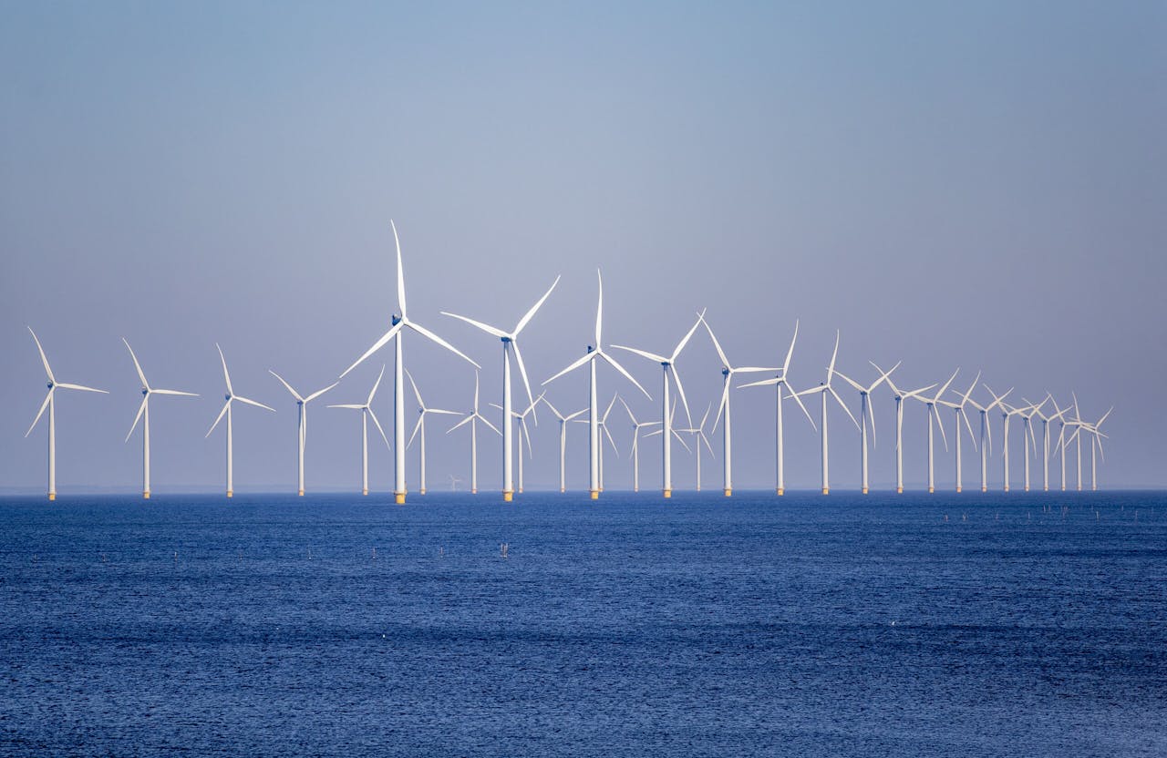 Windmolens in het IJsselmeer, bij de kust van Urk