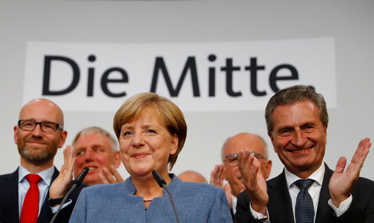 Bondskanselier en CDU-leider Angela Merkel laat zich toejuichen door haar partijgenoten, net nadat de eerste exit poll bekend werd.
