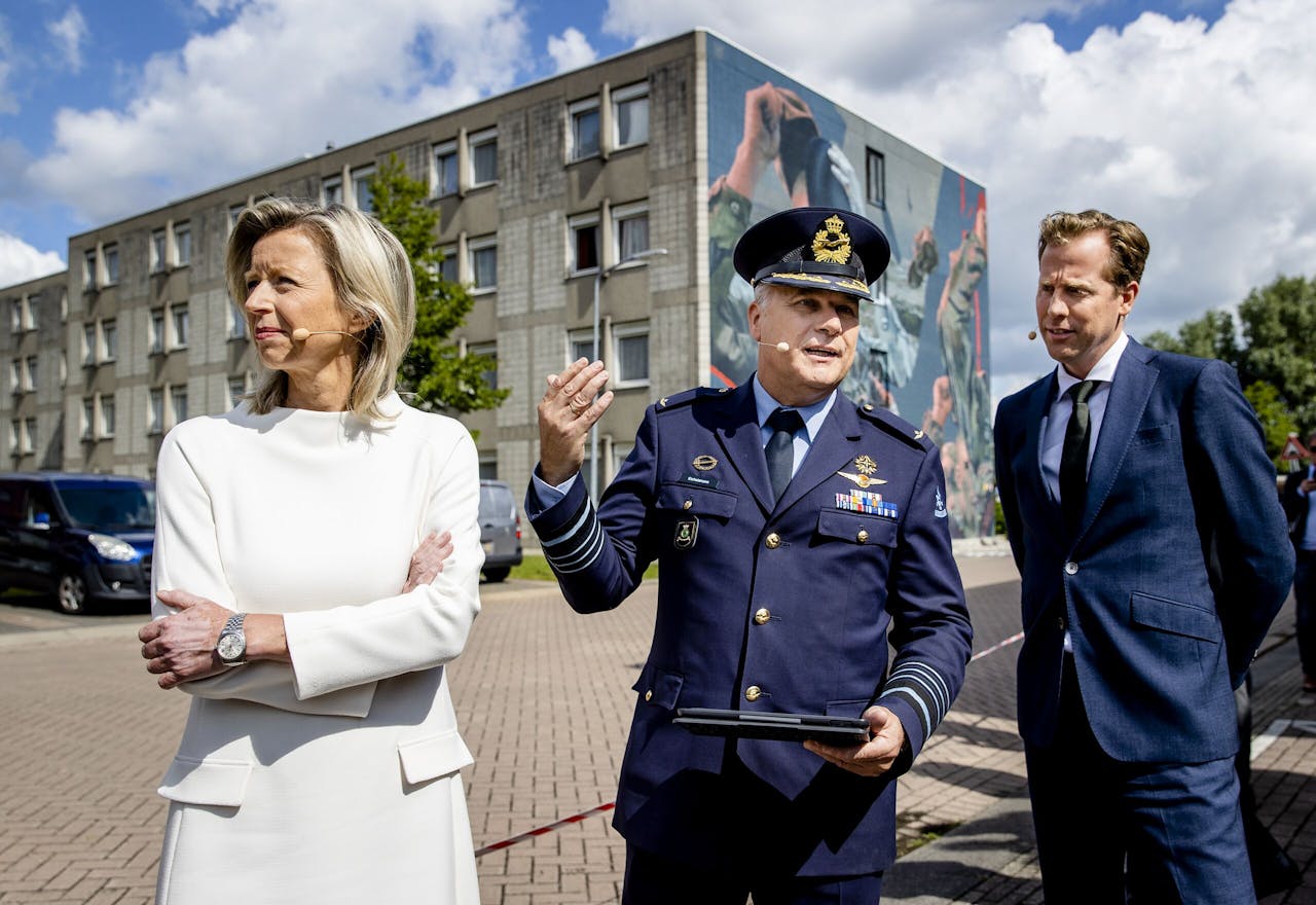 Minister van Defensie Kajsa Ollongren (links), commandant der strijdkrachten Onno Eichelsheim (midden) en staatssecretaris van Defensie Christophe van der Maat, woensdag op de Rotterdamse Van Ghentkazerne.