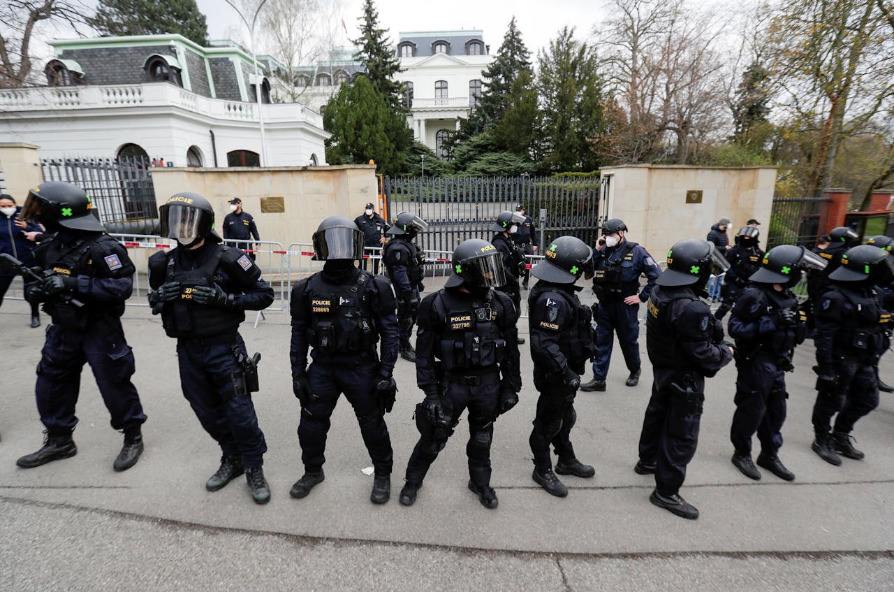 De politie in Praag moest zondag de Russische ambassade bewaken in verband met boze betogers.