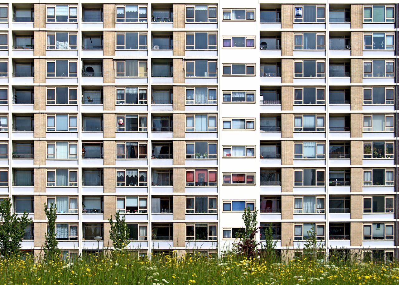 Een flatgebouw in Schiedam. Een staatscommissie kijkt onder meer naar ruimtelijke effecten van bevolkingsgroei.