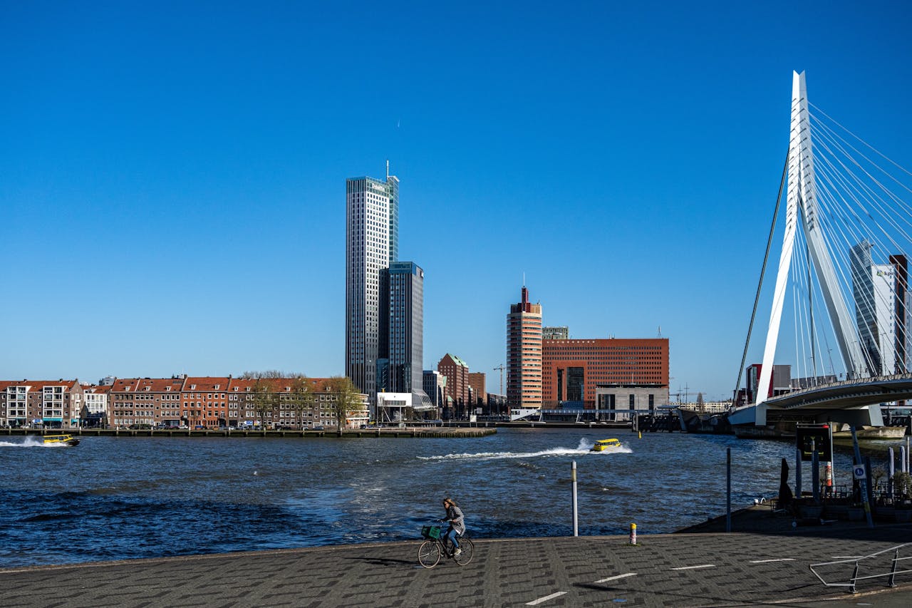 Uitzicht op de Maastoren in Rotterdam. Daar is het hoofdkantoor van Deloitte gevestigd.