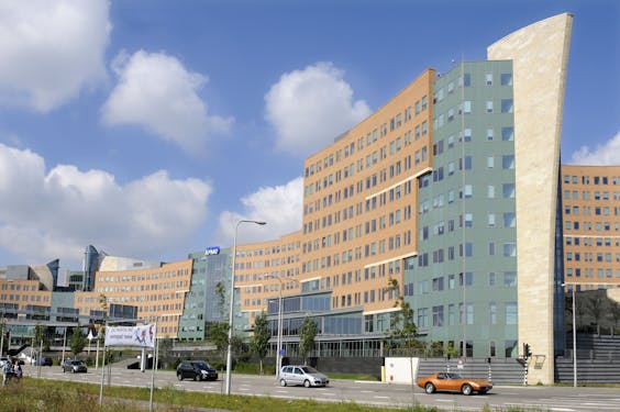 Het hoofdkantoor van KPMG langs de A9 bij Amstelveen.