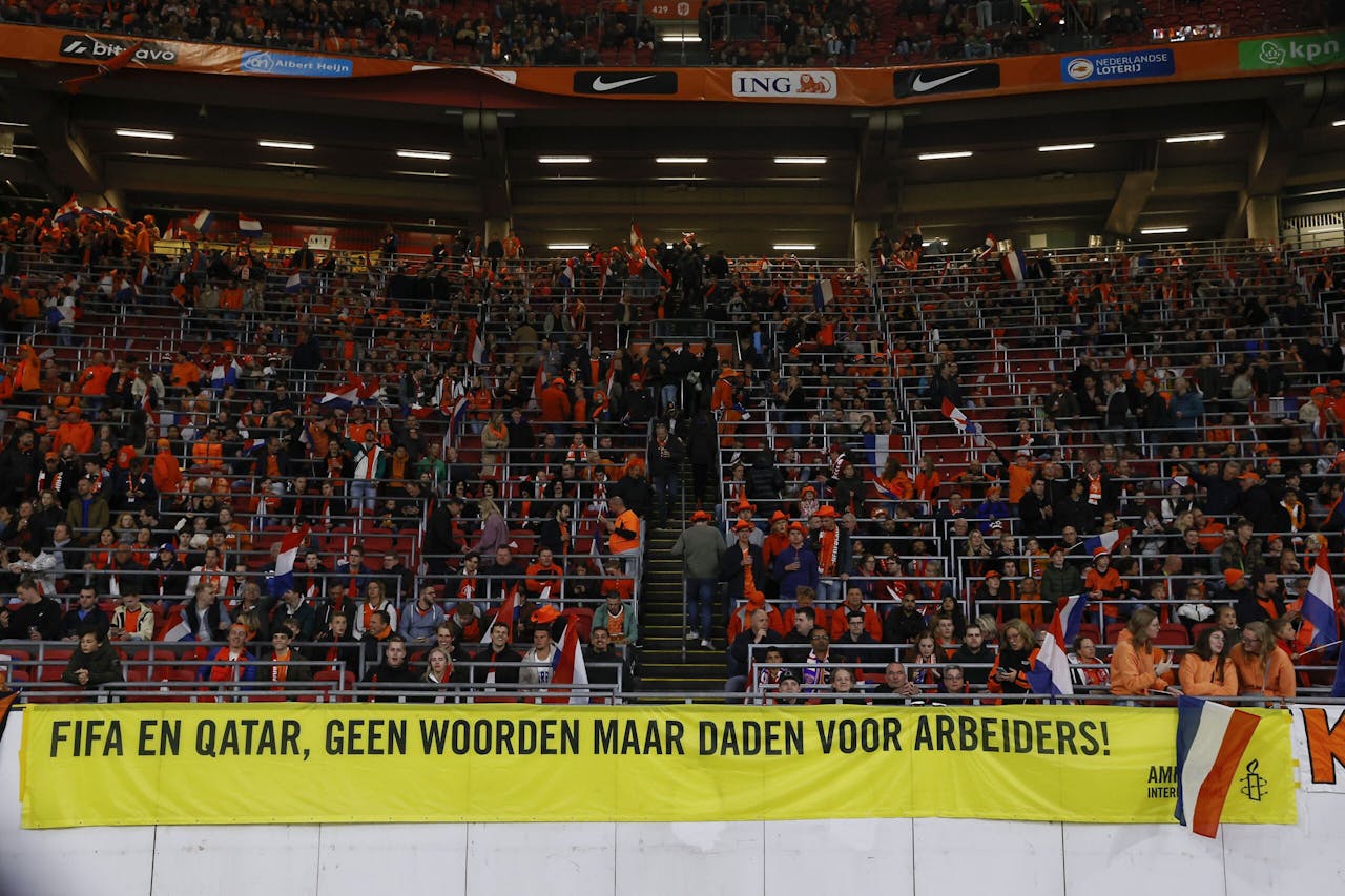 Een spandoek over het WK in Qatar tijdens de vriendschappelijke wedstrijd tussen Nederland en Denemarken op 26 maart.