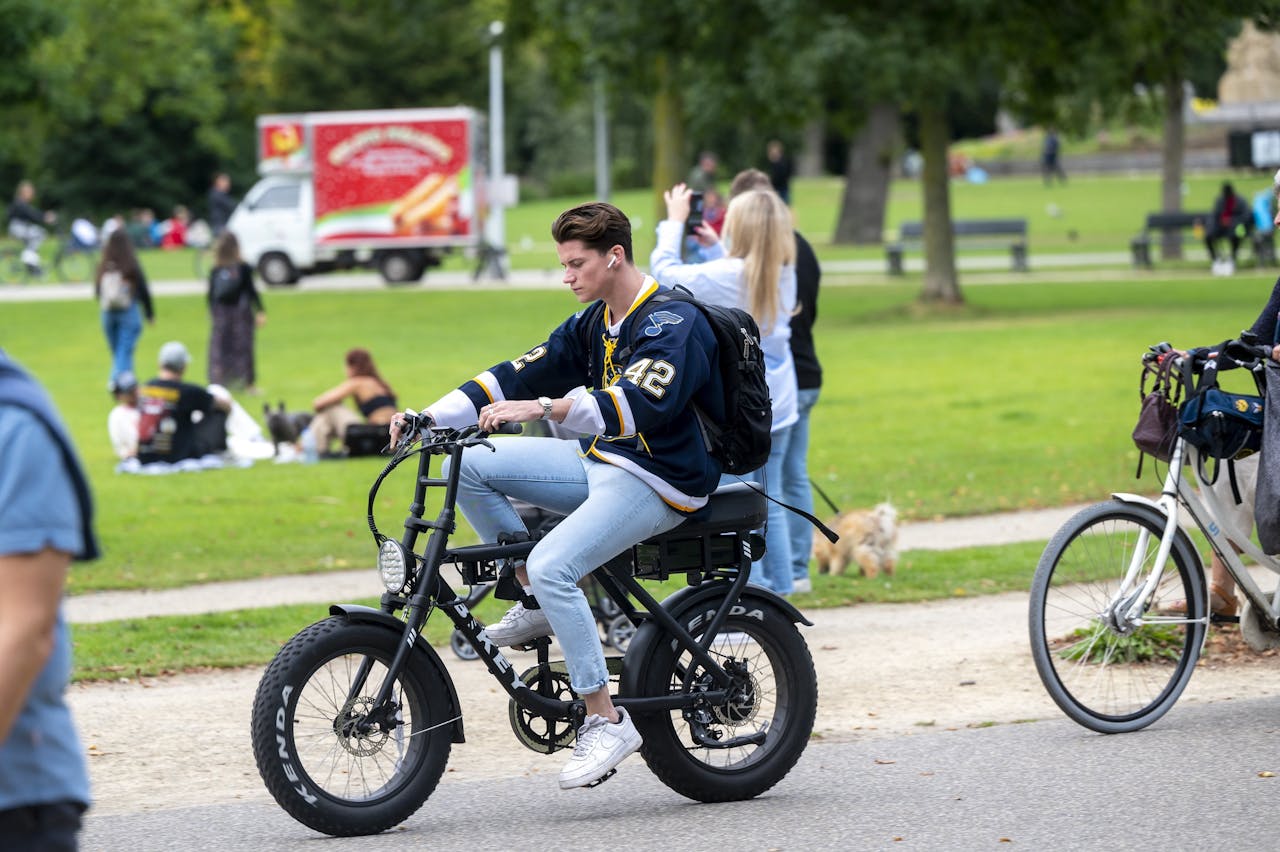 Een fatbike doorkruist het Amsterdamse Vondelpark.