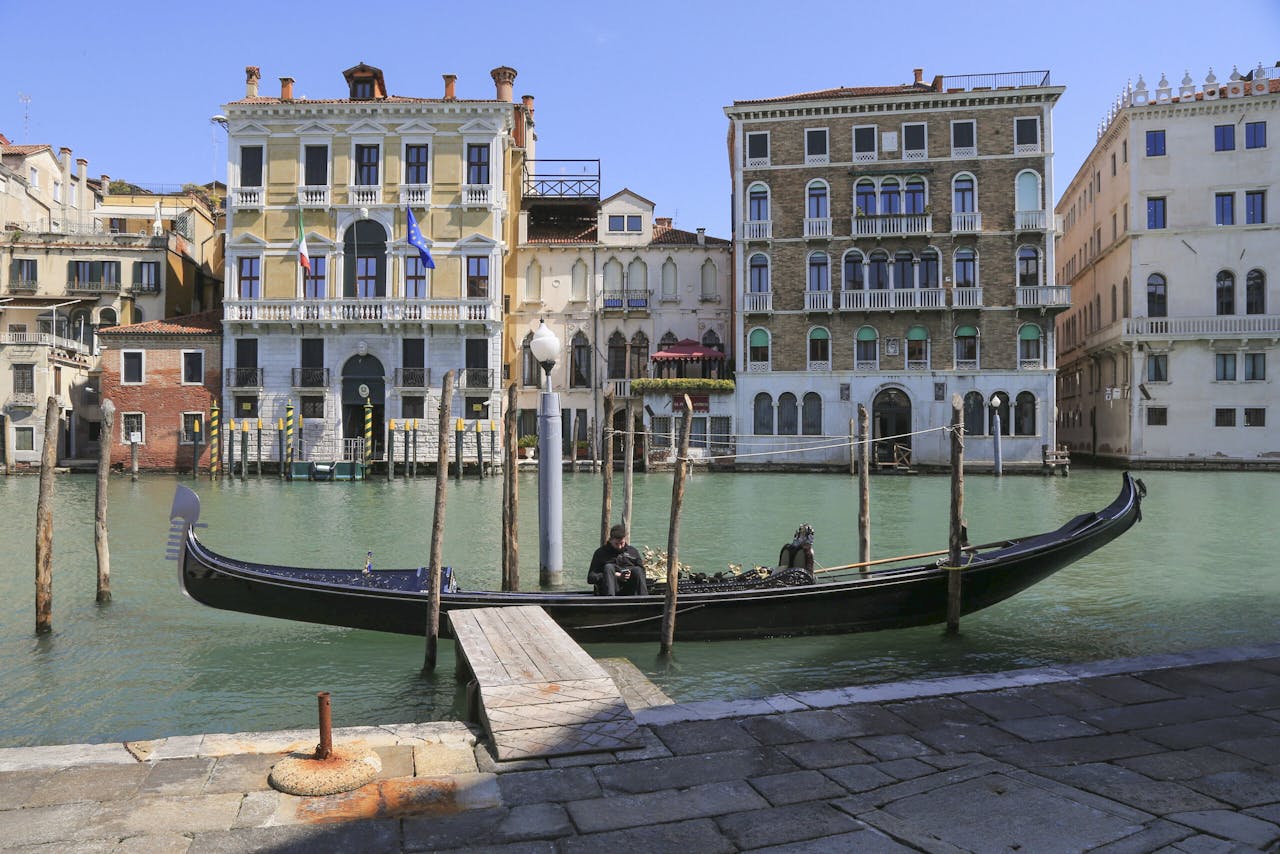 Na de corona-uitbraak stortte het toerisme in Venetië in. Het water in de kanalen werd helderder en de bewoners konden de vissen weer zien zwemmen.
