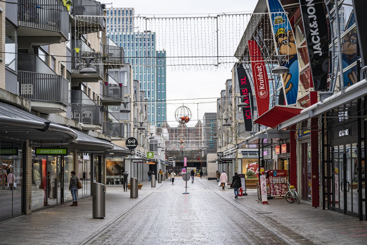 Een uitgestorven winkelstraat in Almere. Huurders van winkelpanden worden door de coronapandemie sneller als risicovol aangemerkt, signaleert de belangenvereniging van particuliere beleggers Vastgoed Belang. 'Dat maakt banken veel terughoudender in het herfinancieren van vastgoed.'