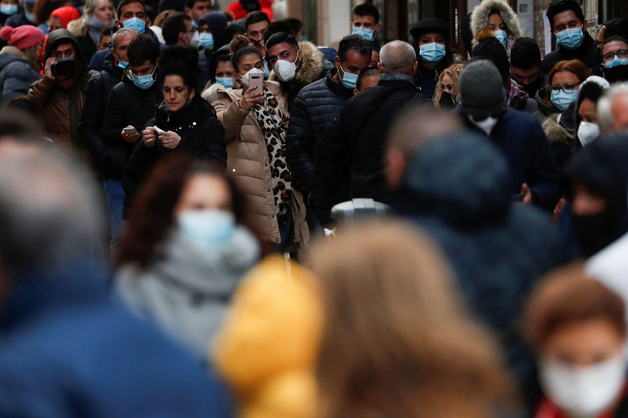 In Madrid vormden zich 8 december lange rijen van mensen die een lot in El Gordo wilden kopen.