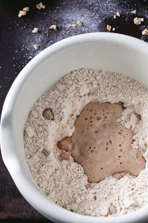 Het starterdeeg of moederdeeg bevat meel, water en zout.