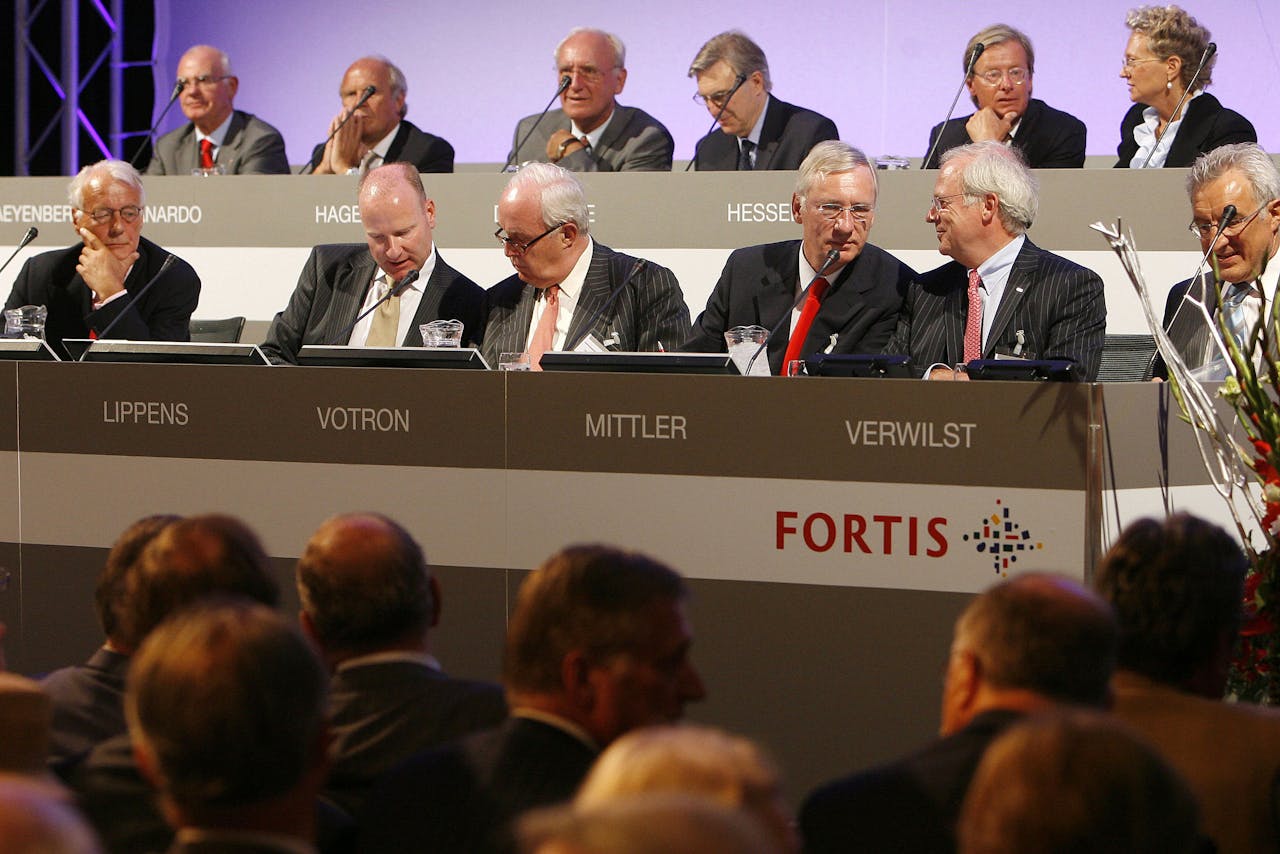 Overzicht van de raad van bestuur van Fortis met in het midden Maurice Lippens, voorzitter van de raad van commissarissen van Fortis en bestuursvoorzitter Jean-Paul Votron op 6 Augustus 2007.