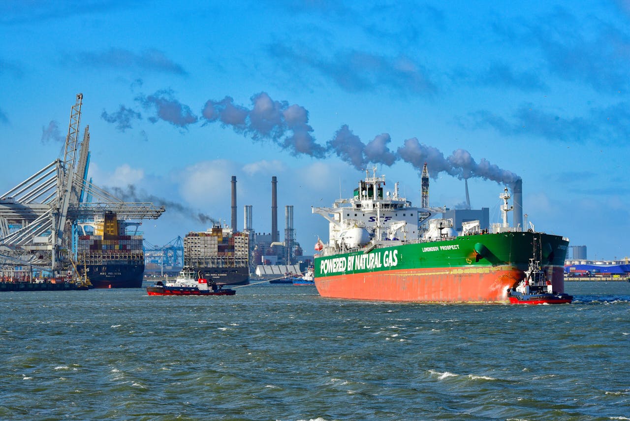 In de Rotterdamse haven lost een vloot tankschepen zijn lading vloeibaar gas aan de LNG Gate Terminal van Vopak en Gasunie. Nederlandse pogingen om met een terminal voet aan de grond te krijgen in Hamburg lopen vast.