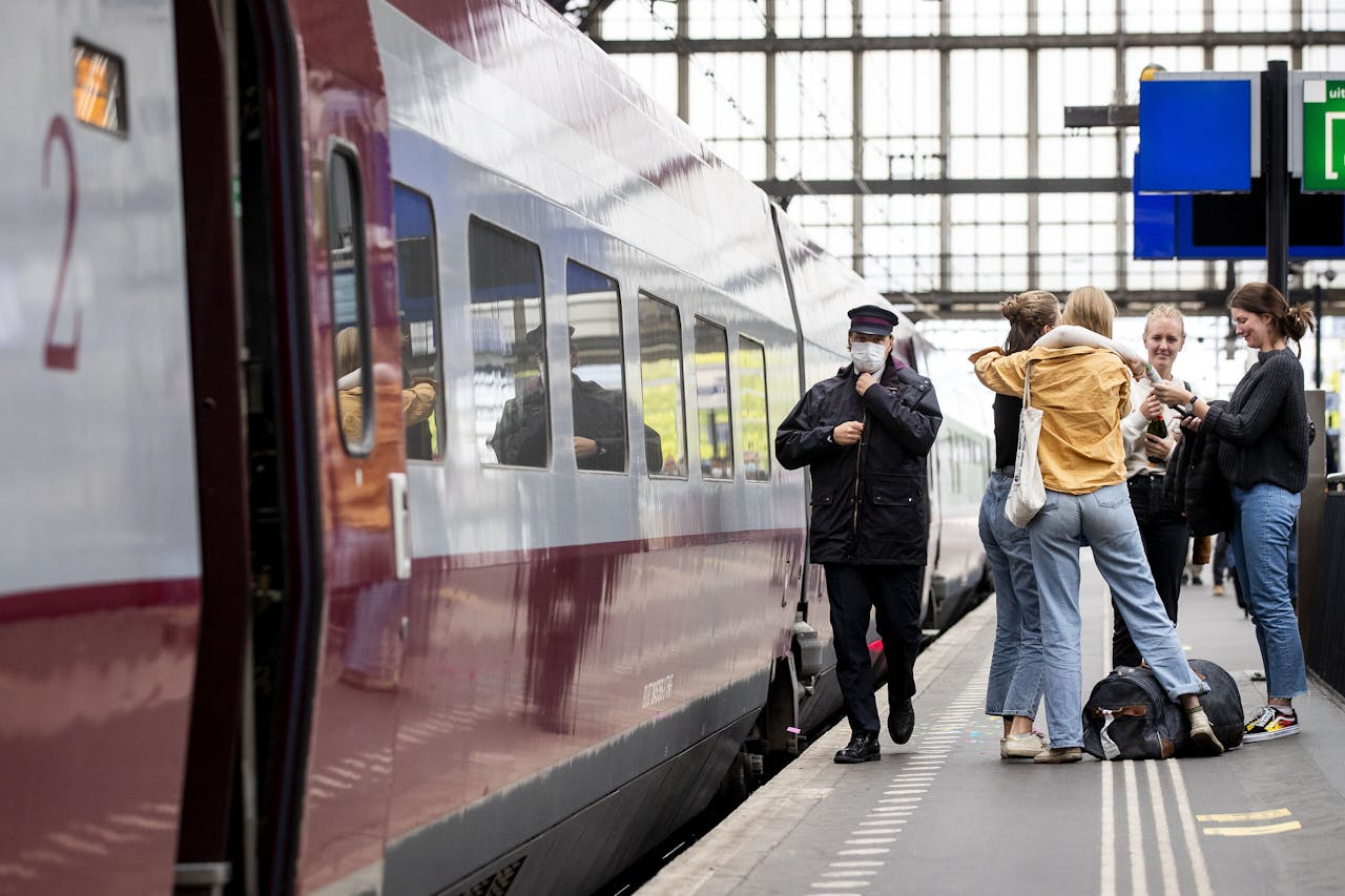 Vanwege de vele reisbeperkingen en de avondklok in Frankrijk en Nederland rijdt er nog maar een trein per dag.