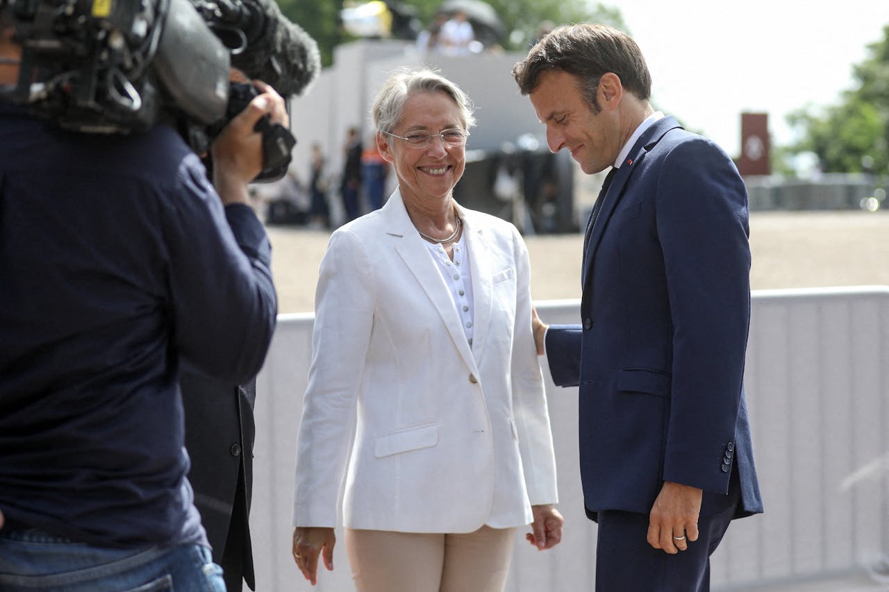 Tijdens haar vuurdoop in de Franse Tweede Kamer woensdag noemde premier Élisabeth Borne, hier te zien met de Franse president Emmanuel Macron, de koopkracht van de Fransen haar eerste grote uitdaging.
