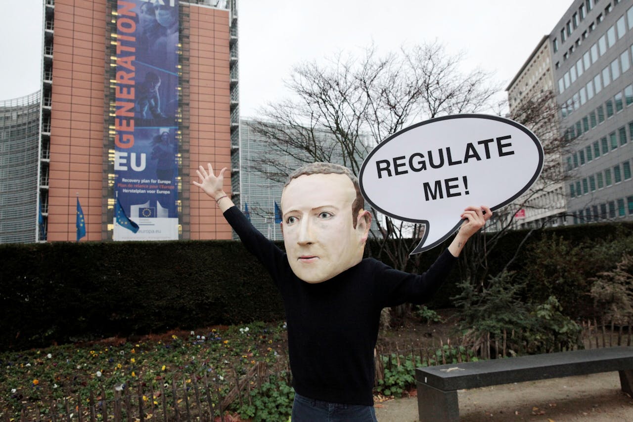 Demonstrant met masker van Facebook-ceo Mark Zuckerberg vraagt nabij het gebouw van de Europese Commissie om strengere regels voor de digitale sector.