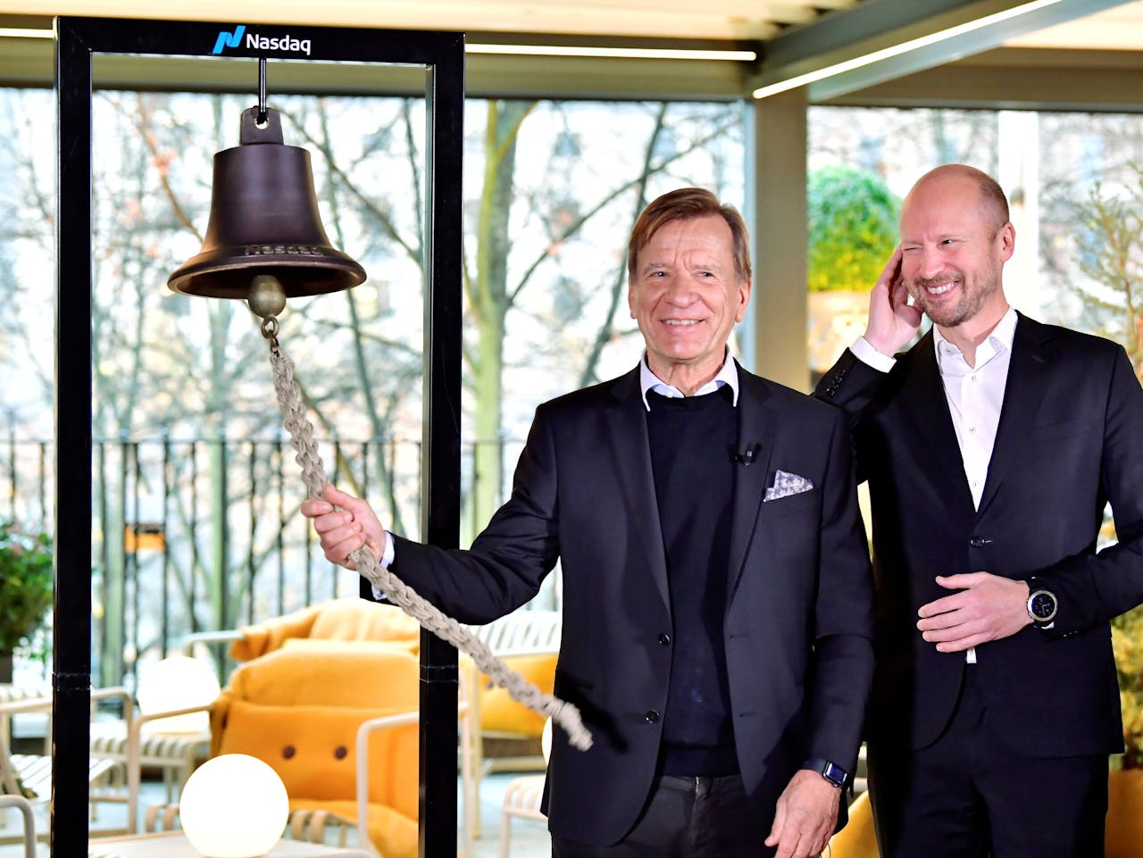 Ceo Håkan Samuelsson van Volvo en cfo Björn Annwall vrijdag bij de openingsceremonie van de beurs van Stockholm toen de Zweedse autofabrikant zijn beursgang beleefde.
