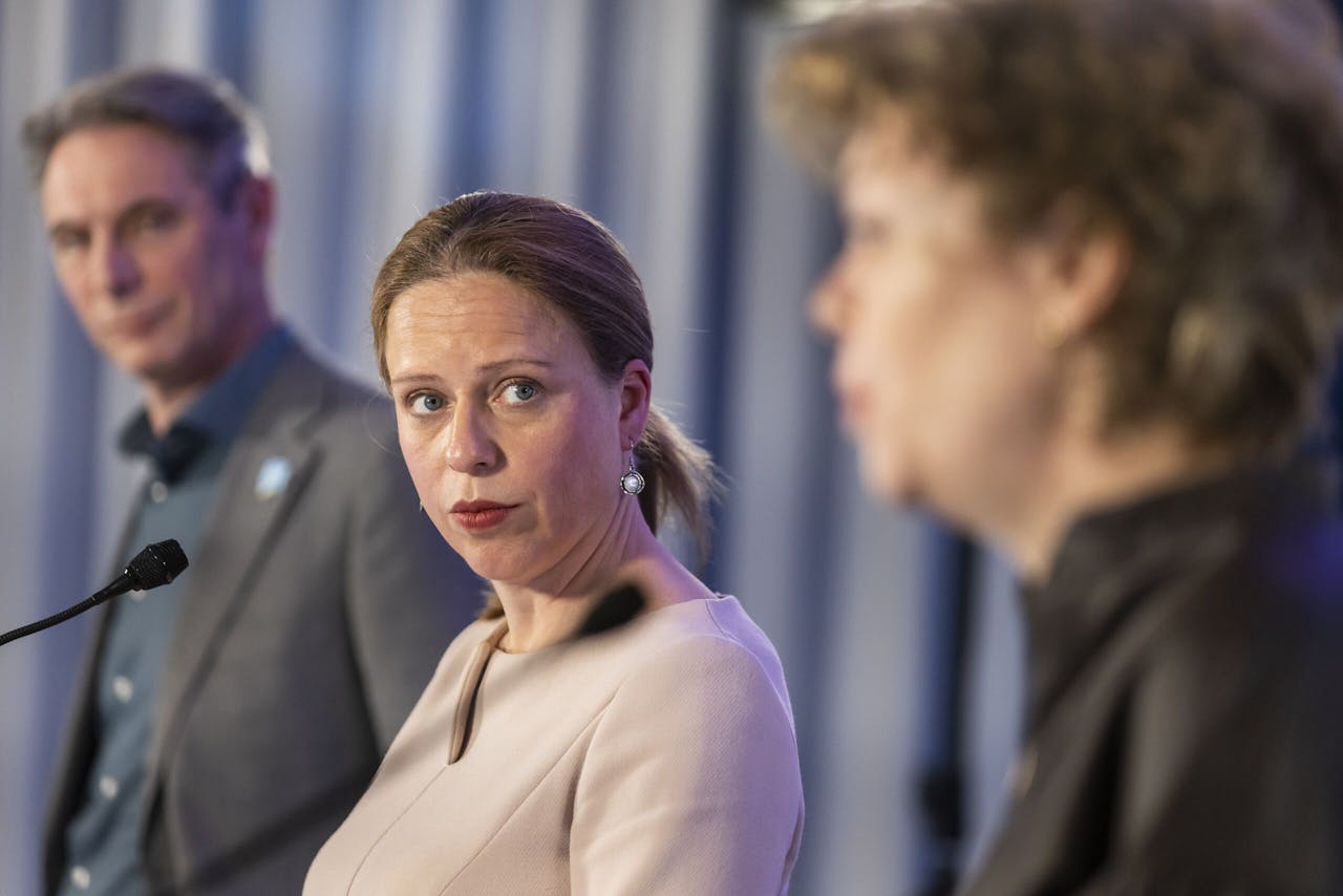 Minister Carola Schouten voor Pensioenen, geflankeerd door FNV-voorzitter Tuur Elzinga en werkgeversvoorzitter Ingrid Thijssen.
