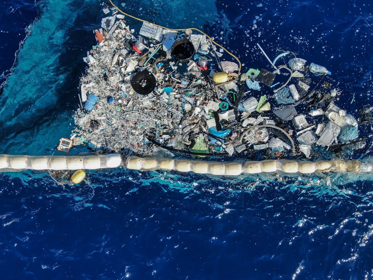 Boyan Slat heeft een nieuwe veegarm ontwikkeld en in juni en juli op de oceaan getest. Het systeem werkt nog niet zo goed dat het opgeschaald kan worden.