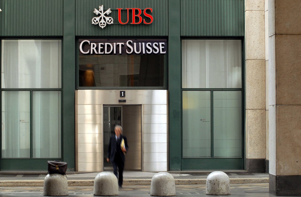 Zondagavond maakte de Zwitserse overheid bekend dat UBS voor ruim €3 mrd Credit Suisse overneemt.