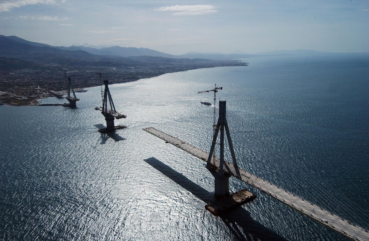 De Rion–Antirrionbrug in aanbouw (1997-2004). De brug is de verbinding over de Straat van Korinthe tussen de Peloponnesos en het westelijke vasteland van Griekenland. Ellaktor heeft een 22%-belang in Gefyra, de concessiehouder van deze tolbrug.