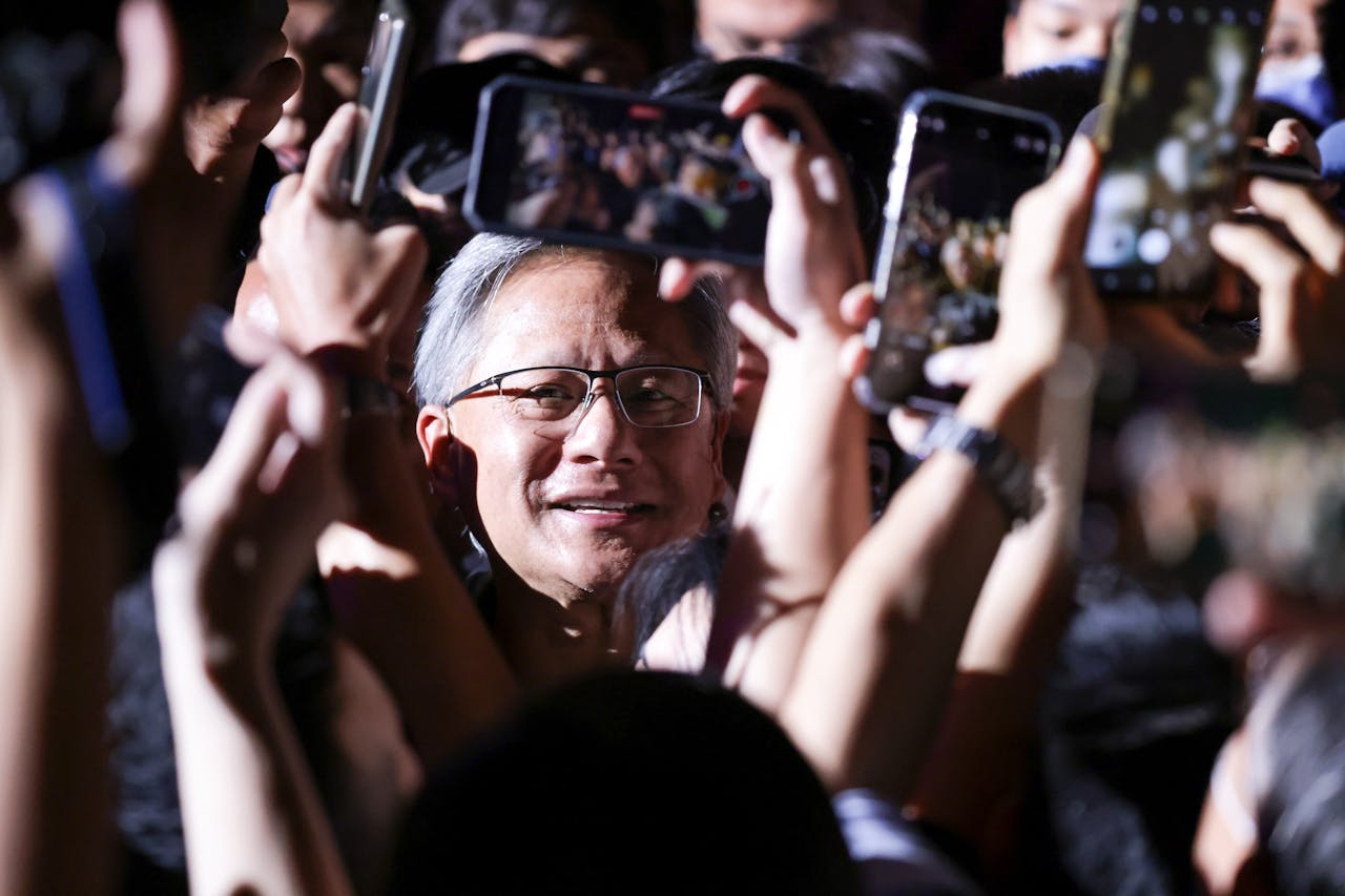 Jensen Huang, de medeoprichter en ceo van technologieconcern Nvidia, wordt maandag bij de computerbeurs Computex in Taiwan verwelkomd door bewonderaars.