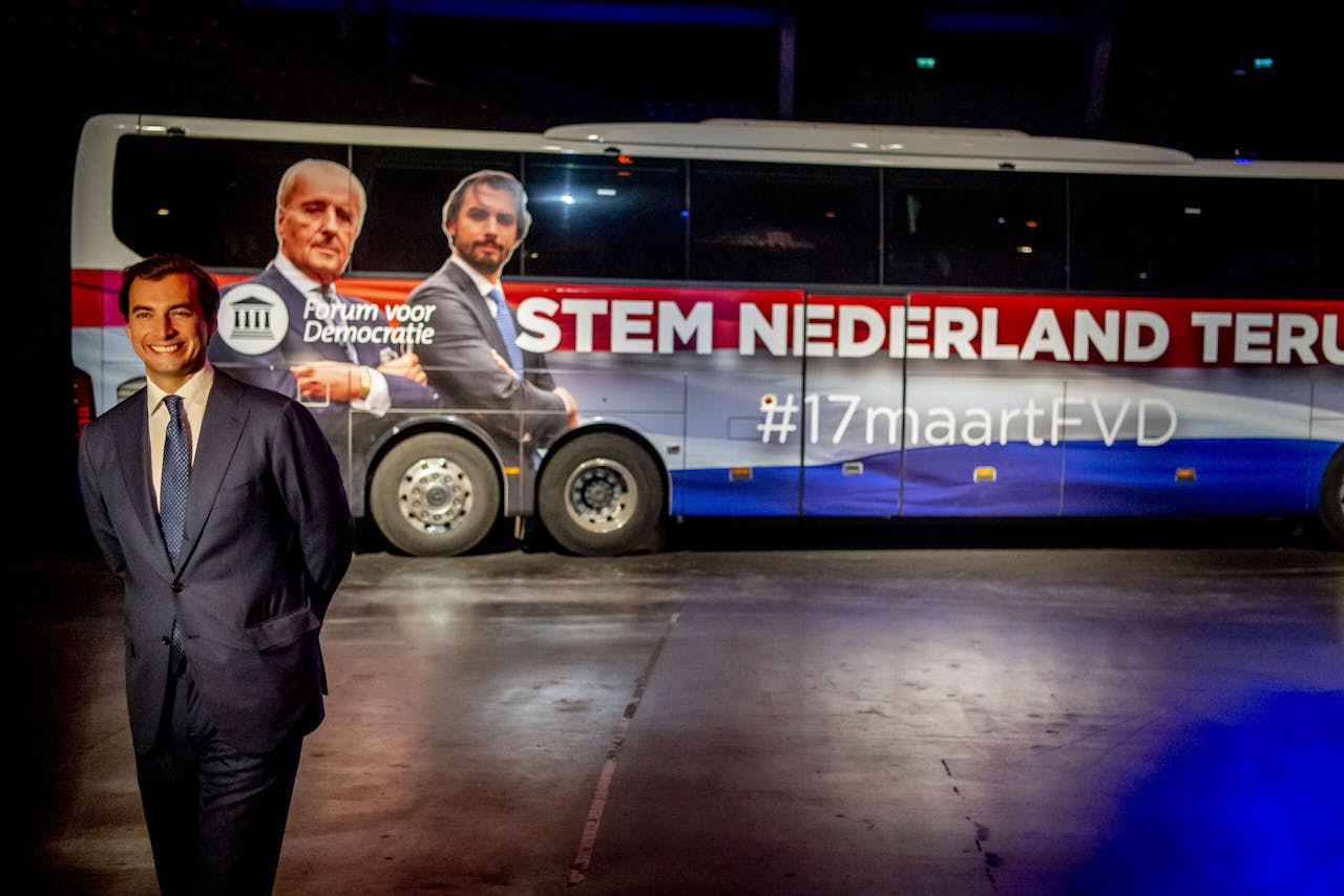 FvD-voorman Thierry Baudet poseert bij de verkiezingsbus van zijn partij. Naast een eigen webkanaal geeft Forum voor Democratie veel geld uit aan Facebook-advertenties.