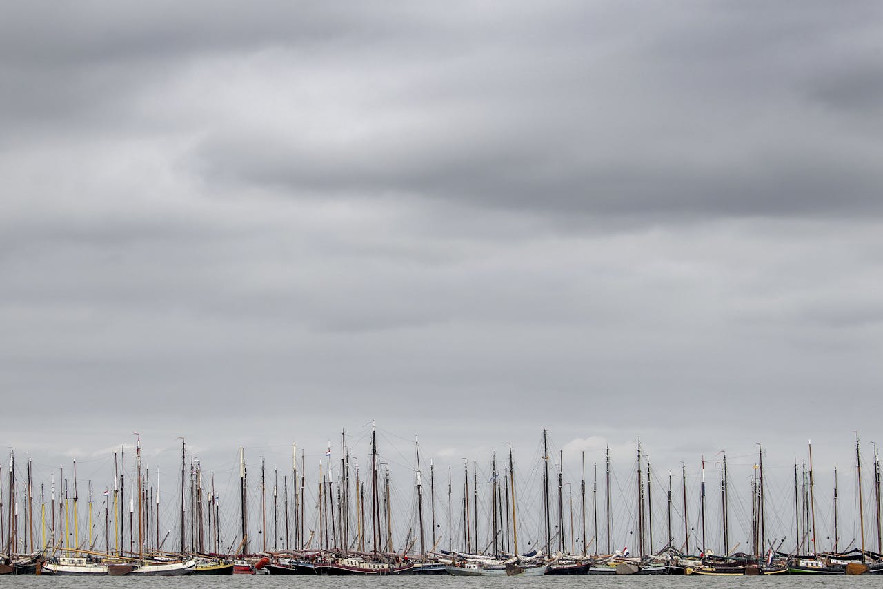 Historische zeilschepen zijn massaal voor anker gegaan bij het kunstmatige eiland Pampus. De schippers vragen hiermee aandacht voor de benarde situatie waarin zij door de coronapandemie zijn beland.