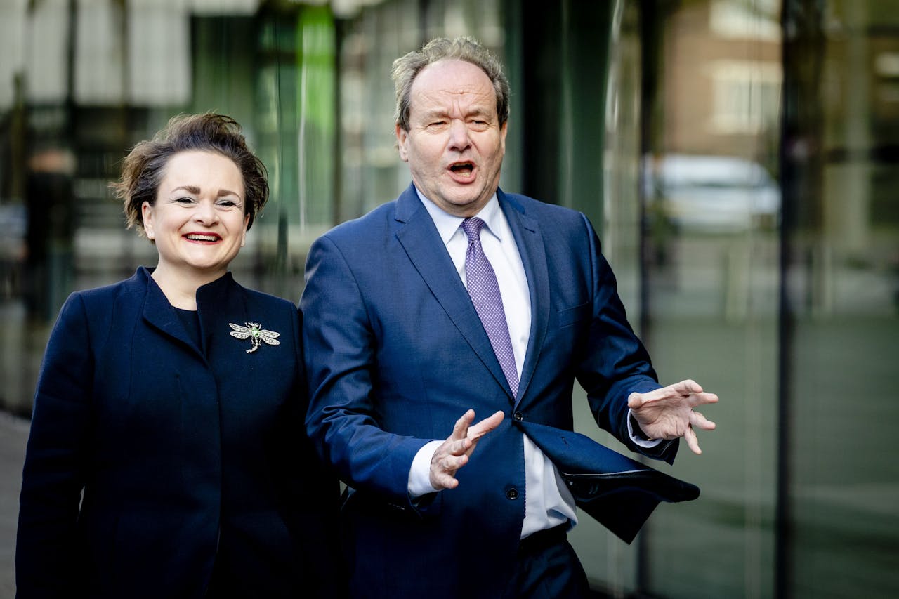 Hans Vijlbrief en Alexandra van Huffelen, de nieuwe staatssecretarissen van Financiën, komen aan bij het ministerie van Financiën. Vijlbrief laat voor Nederland een gat achter in Brussel.
