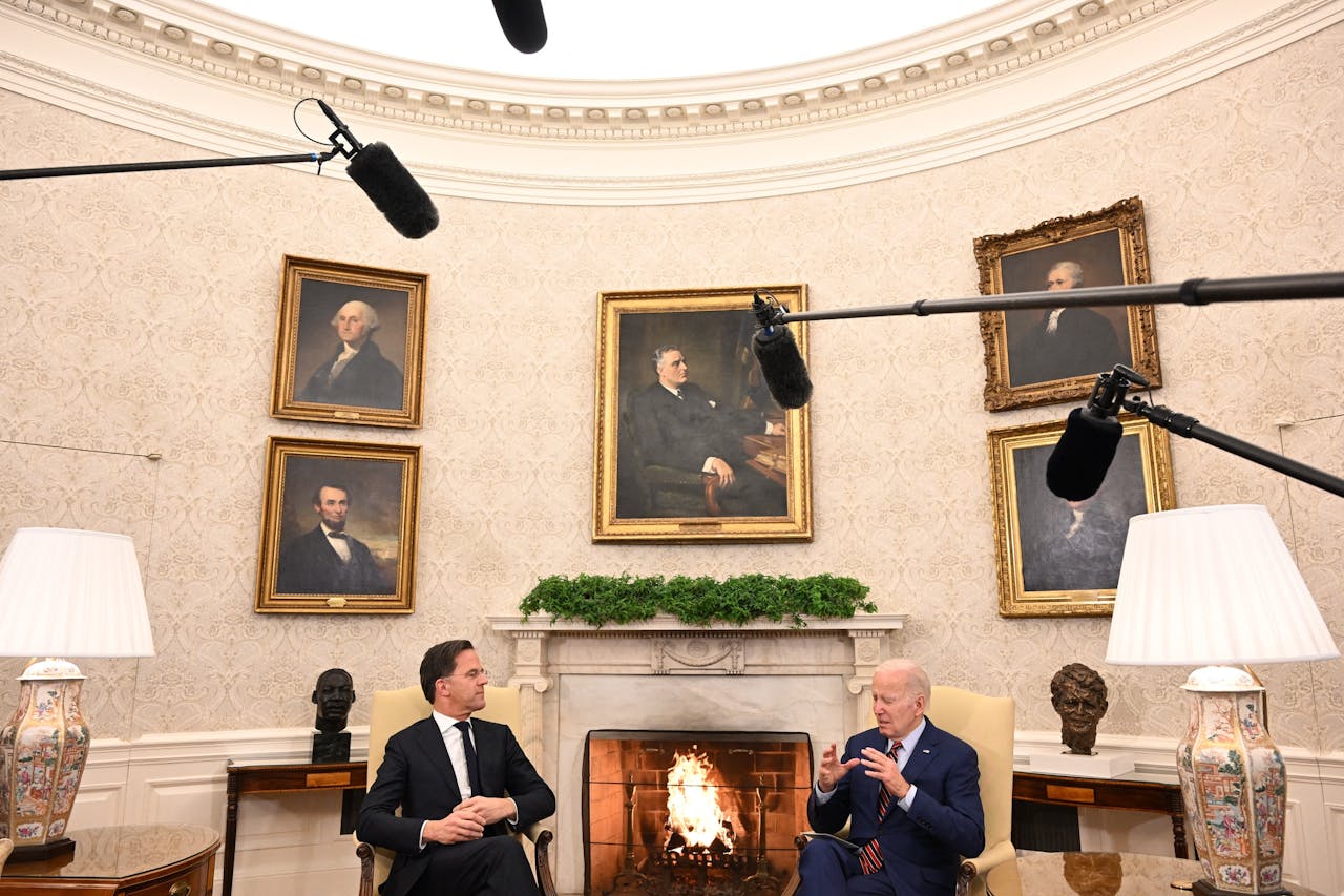 Premier Mark Rutte in de Oval Office met de Amerikaanse president Joe Biden.