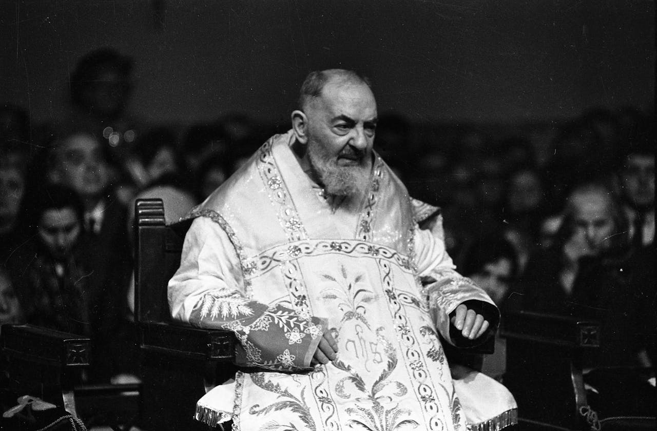 Padre Pio zou een van de meest controversiële heiligen zijn van de katholieke kerk. De naar hem vernoemde stichting in Twente is in de jaren negentig in opspraak geraakt.