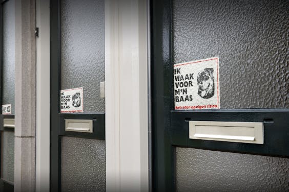Bij geen reactie gaat daarom de brief voor de schuldenaar in een envelop door de brievenbus.