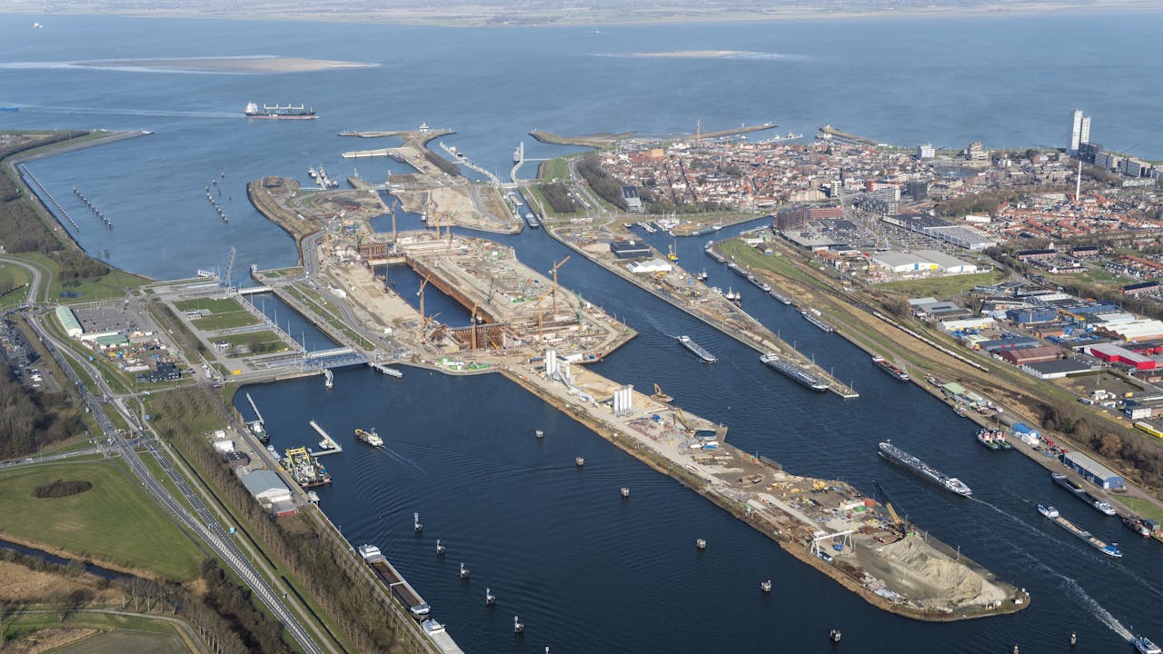 Werkzaamheden aan de sluis bij Terneuzen. De Nieuwe Sluis moet de haven van Gent ontsluiten voor grote containerschepen.