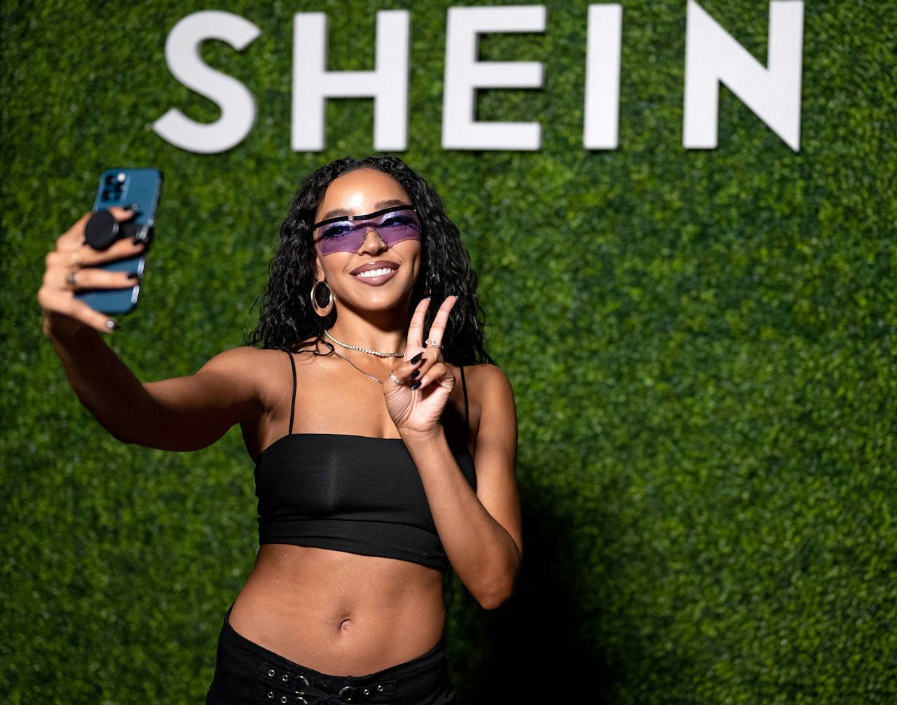 De Chinese, ultragoedkope webwinkel Shein is op sociale media het meest populaire bedrijf. Het werkt ter promotie veel samen met beroemdheden, zoals de Amerikaanse zangeres Tinashe.