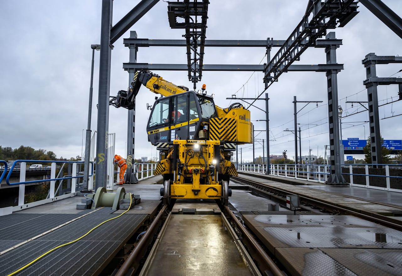 Spoorwerkzaamheden rond Amsterdam Zuid. Het minister van Infrastructuur en Waterstaat maakte in maart bekend dat nieuwbouw van wegen, spoorwegen en bruggen, waar EPC zich mee bezighield, voorlopig stopt. In plaats daarvan is er tot €5 mrd per jaar aan onderhoud te vergeven.