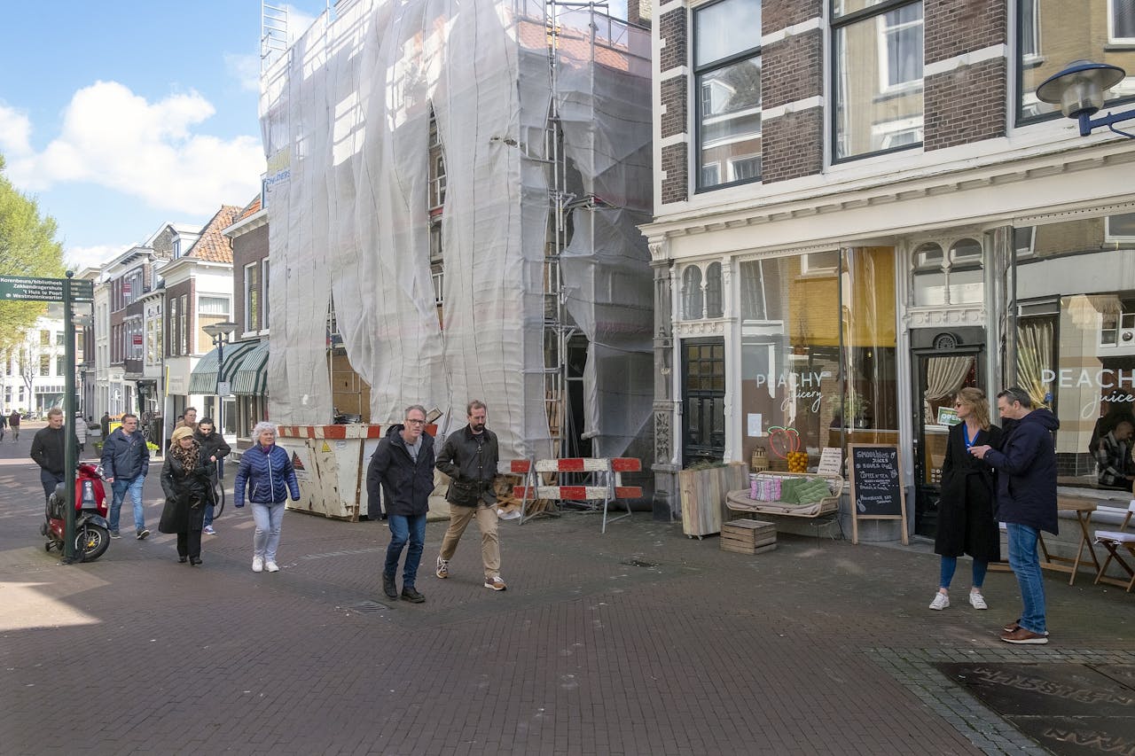 Veel panden in de winkelstraat Hoogstraat in Schiedam geven hoge kortingen, zijn gesloten en staan leeg. Deze winkels worden verbouwd tot appartementen.