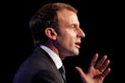 Macron dwingt boze burgemeesters tot bezuinigen