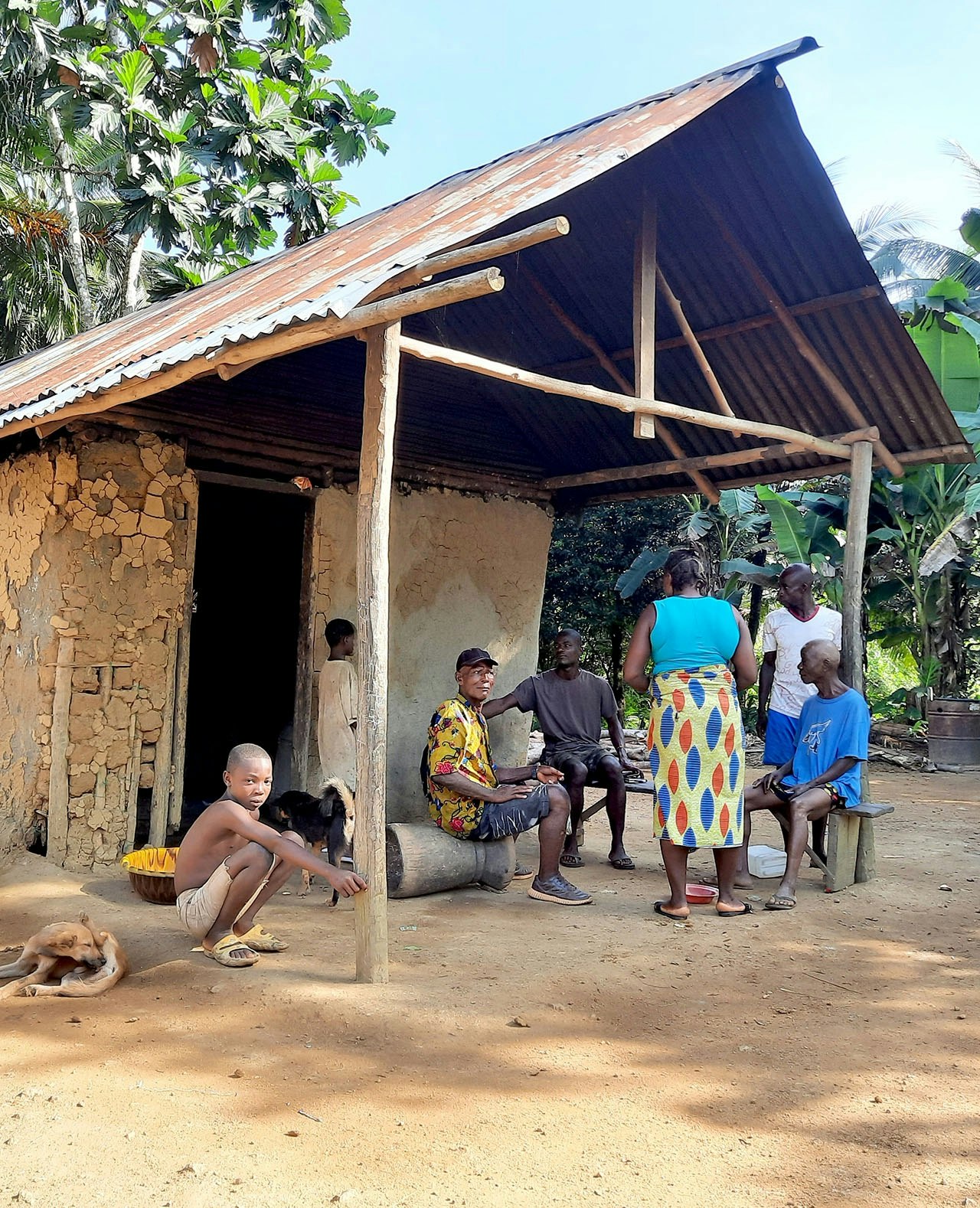 Een huis in het plaatsje Tweh in Sinoe County. Golden Veroleum kapte rond deze plaats onvervangbaar tropisch regenwoud. Volgens de dorpelingen zijn alle grote dieren uit het bos verdwenen en is alleen een kleine bufferzone rond het dorp blijven staan.