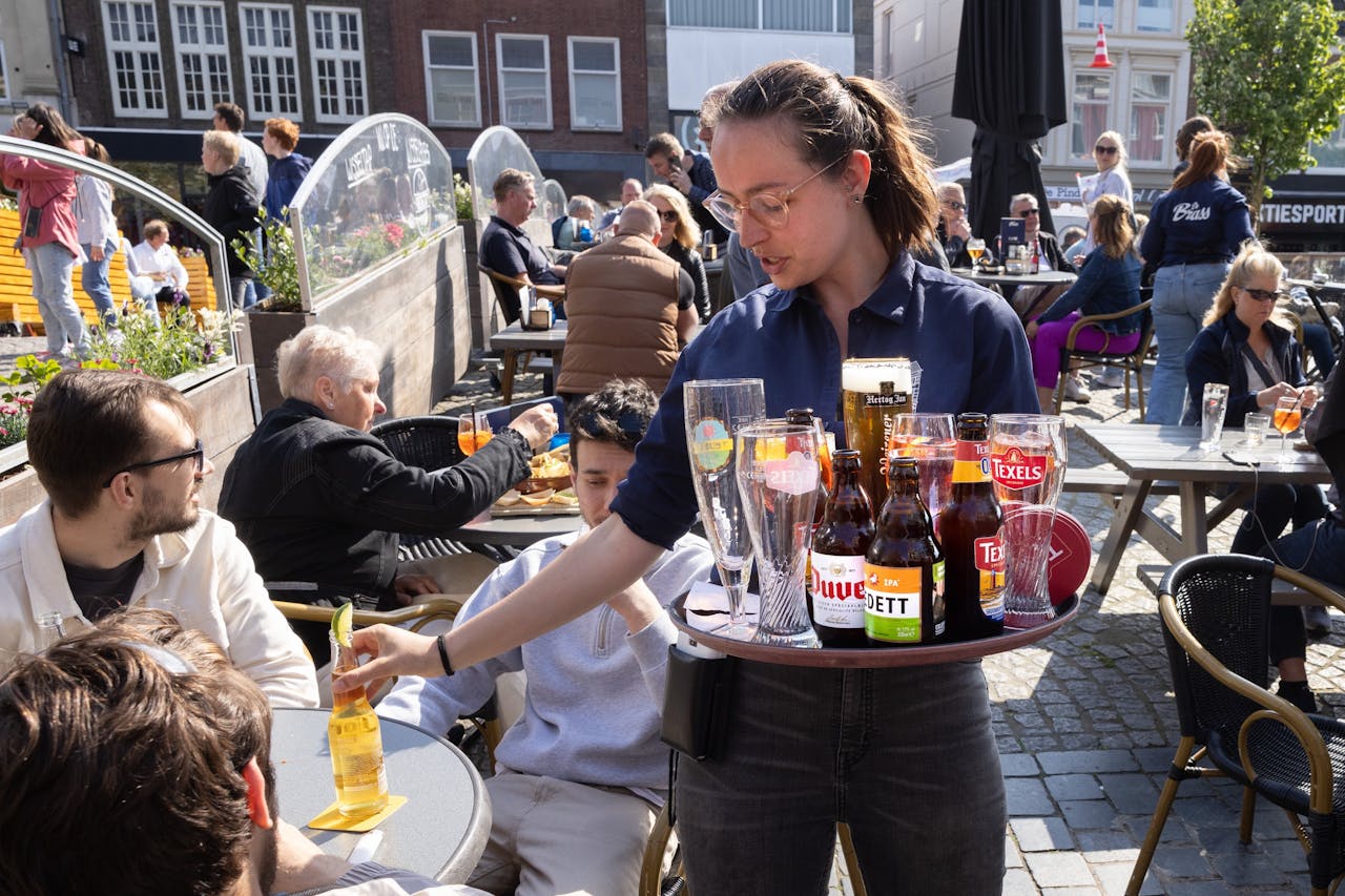 Dienblad met onder andere een Texelse Skuumkoppe. De lokale brouwerij achter het speciaalbier werd in 2020 overgenomen door Heineken.