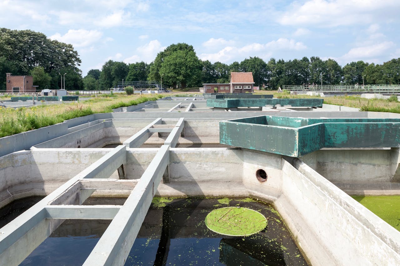 Restanten van de waterzuivering Moerenburg in Tilburg. Het terrein is nu voor een groot deel in gebruik als overstort van overtollig water bij hevige regenbuien.