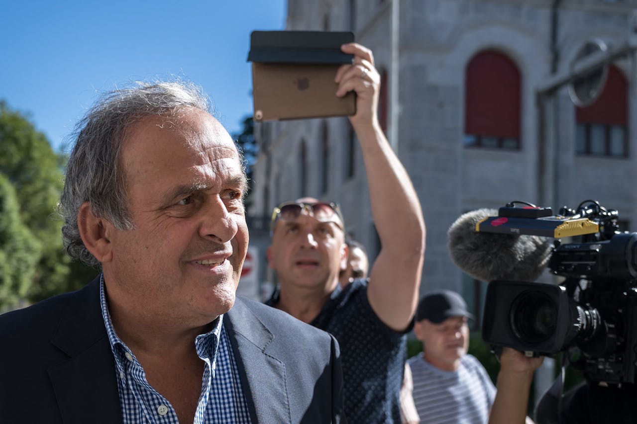 Voormalig Uefa-president en topvoetballer Michel Platini arriveert bij de rechtbank, vlak voordat het vonnis wordt uitgesproken.