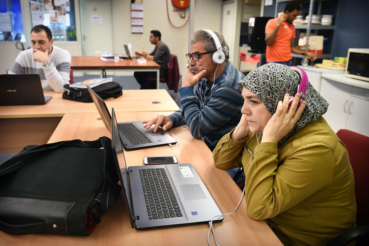 Statushouders krijgen begeleiding bij hun inburgering en zoektocht naar werk bij IamNL in Veldhoven. Deze sociale onderneming is gefinancierd door private partijen.