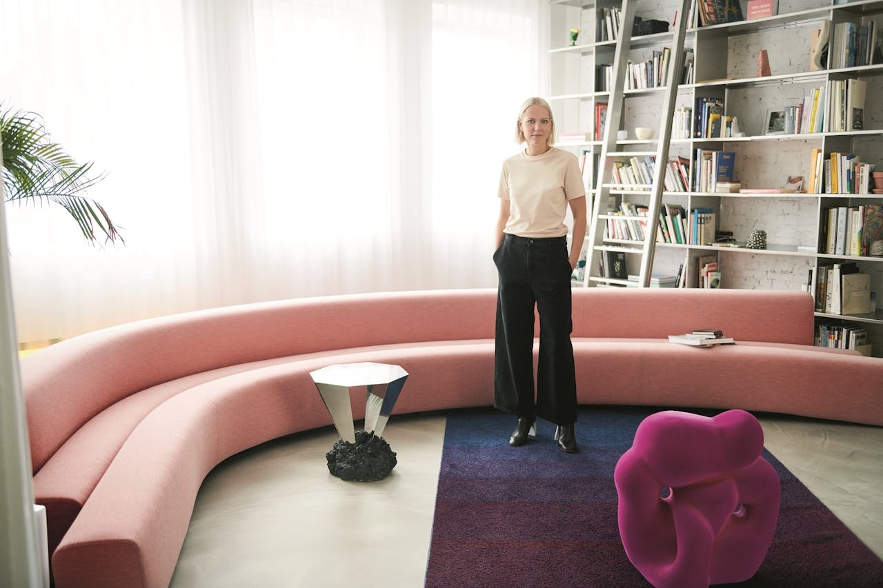 Sabine Marcelis in haar huis in Rotterdam. De bank is van Pierre Paulin en kan in verschillende vormen worden neergezet.