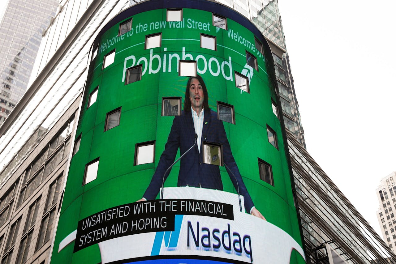 Vlad Tenev, de ceo van Robinhood, was donderdag groot in beeld op Times Square.