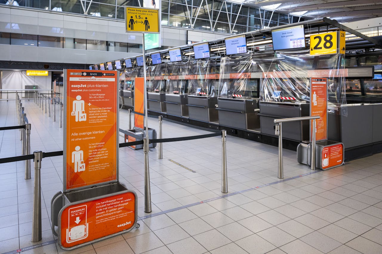 Gesloten EasyJet check-in counters op Amsterdam Airport Schiphol maandagochtend.