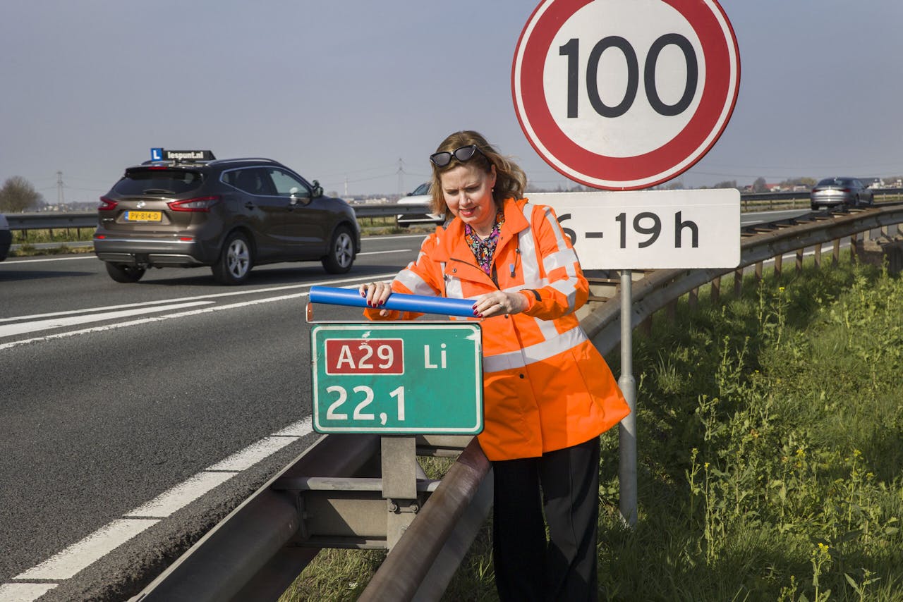Voormalig minister van Infrastructuur en Waterstaat Cora van Nieuwenhuizen langs de A29.